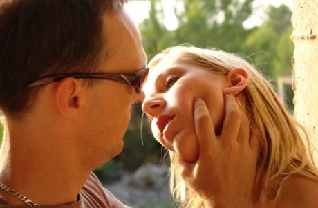 Foto comendo a mulher em baixo da mesa-13