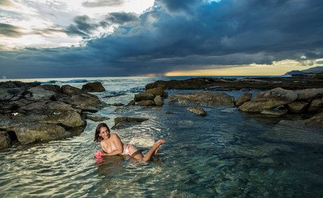 Fotos de amadora aqui no brasil nua aberta na cama deitada-16