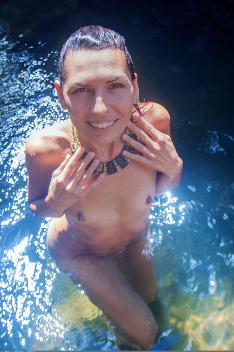 Mulher india tira fotos e cachoeira em mage-15