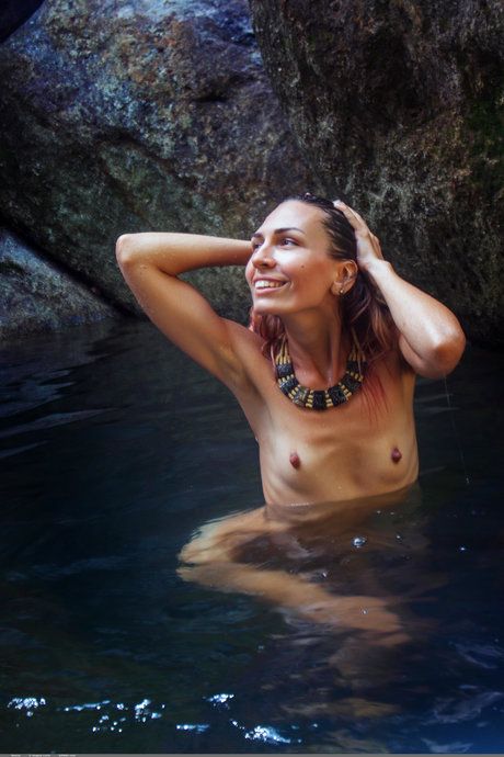 Mulher india tira fotos e cachoeira em mage-8