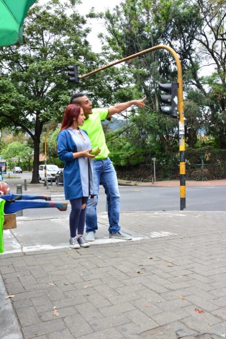 Fotos de mulheres deitadas de sia motrando a calcinha-12