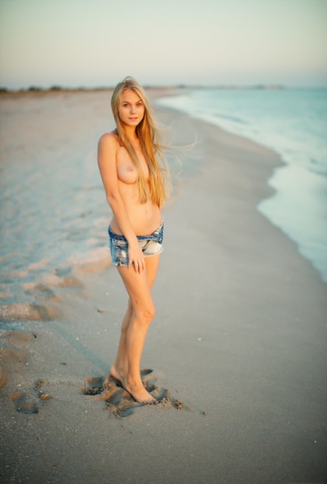 Fotos de mulheres peladas mostrando o grelinho-5